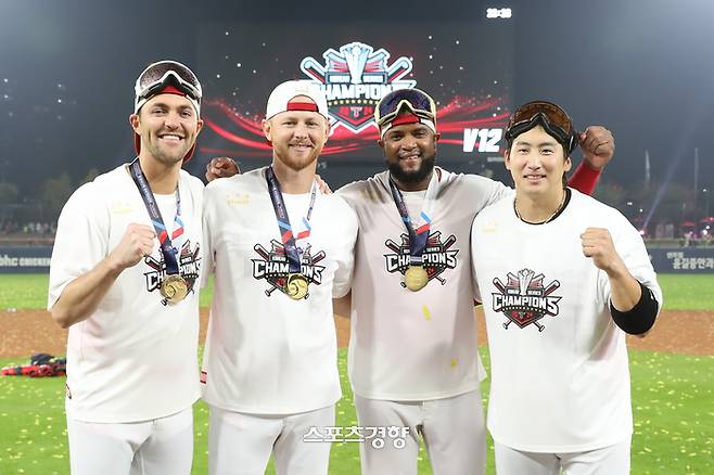 KIA 외국인 투수 제임스 네일, 에릭 라우어, 타자 소크라테스 브리토(왼쪽부터)가 한국시리즈 우승 뒤 주장 나성범과 기념촬영 하고 있다. KIA 타이거즈 제공