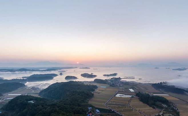 하동 금오산 일출과 다도해 / 사진 = 하동군