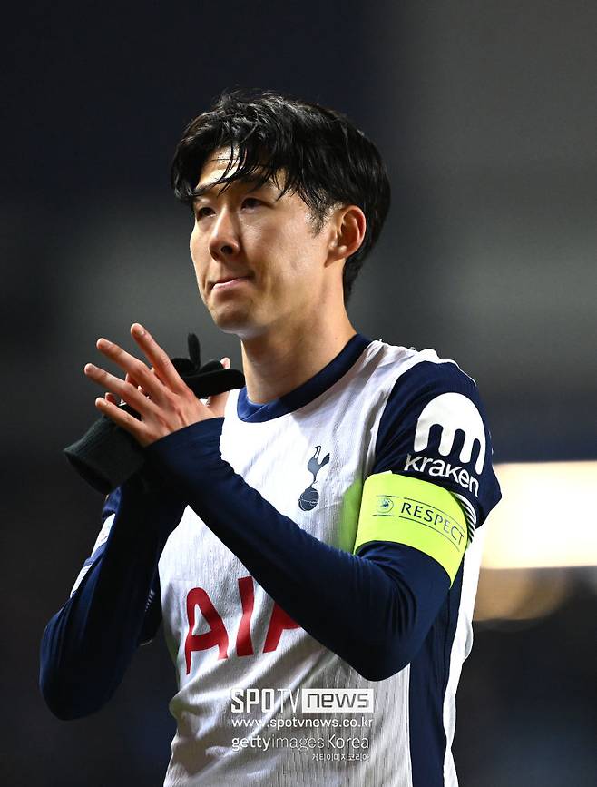 손흥민은 2025년 1월부터 보스만 룰에 따라 다른 구단과 자유롭게 협상할 수 있음에도 불구하고, 토트넘은 아직 명확한 재계약 움직임을 보이지 않고 있다. 글로벌스포츠매체 ‘디애슬레틱’은 “토트넘이 손흥민과 벤 데이비스의 계약 1년 연장 옵션을 발동해 둘 다 1년 더 팀에 남기려고 한다”고 보도했다. 토트넘 내부 사정을 잘 아는 전 스카우트 브라이언 킹은 “손흥민 같은 레전드가 이런 식으로 대우받아서는 안 된다. 토트넘은 이미 몇 달 전에 손흥민 계약 문제를 해결했어야 했다. 손흥민이 지금 토트넘에서 행복한지조차 확신하기 어렵다”고 비판했다. 이후 영국 몇몇 언론들은 “손흥민이 토트넘과의 계약 상황에 불만을 품고 있다는 얘기가 있다. 일부 관계자들은 그가 팀을 떠날 것이라는 소문을 들었다”라며 구단 내부에서 도는 흉흉한 소문까지 보도했다