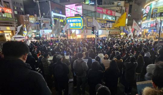 28일 오후 부산 남구 박수영 국민의힘 국회의원 지역구 사무실 앞에서 시민들과 진보진영 사회단체가 윤석열 대통령 내란 혐의에 입장을 밝히라고 항의하면서 집회를 열고 있다.<연합뉴스 사진>