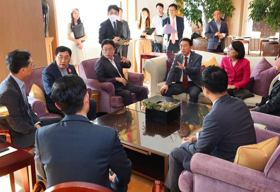 지난 8월 28일 이철우 경북도지사가 강인선 외교부 2차관, 김석기 국민의힘 의원, 주낙영 경주시장 등과 함께 서울 지역 최고급 호텔 객실을 살펴보고 관계자들과 대화하고 있다. 사진 경북도