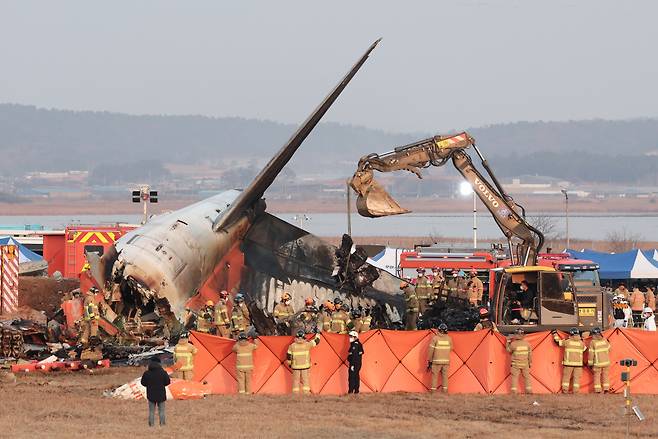 29일 오전 9시 3분께 전남 무안국제공항에서 181명이 탑승한 여객기가 추락해 소방대원들이 사고 수습 작업을 하고 있다. 사고가 난 항공기는 방콕발 제주항공 2216편으로, 랜딩기어 고장으로 동체 착륙하던 중 사고가 난 것으로 파악되고 있다. 소방당국은 긴급 브리핑을 열고 "여객기에 탑승한 181명 중 구조자 2명을 제외한 인원이 모두 사망한 것으로 추정된다"며 "총력을 다해 수습 작업을 진행 중"이라고 밝혔다. /사진=뉴스1