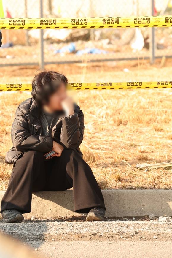 답답한 마음에 현장 찾은 실종자 가족 - 29일 전남 무안국제공항 활주로에 여객기가 추락해 사고 수습이 이뤄지는 현장에서 실종자 가족이 상황을 지켜보고 있다. 이날 오전 9시 7분쯤 승객과 승무원 181명을 태운 태국발 제주항공 7C2216편 항공기가 무안공항 착륙을 시도하던 중 활주로 외벽에 부딪혀 폭발했다. 2024.12.29 뉴스1