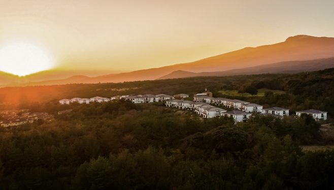 한라산 숲속에 위치한 ‘기린빌라리조트 제주’. 한라산 하이킹 패키지도 운영 중이다. 사진 | 기린빌라리조트 제공