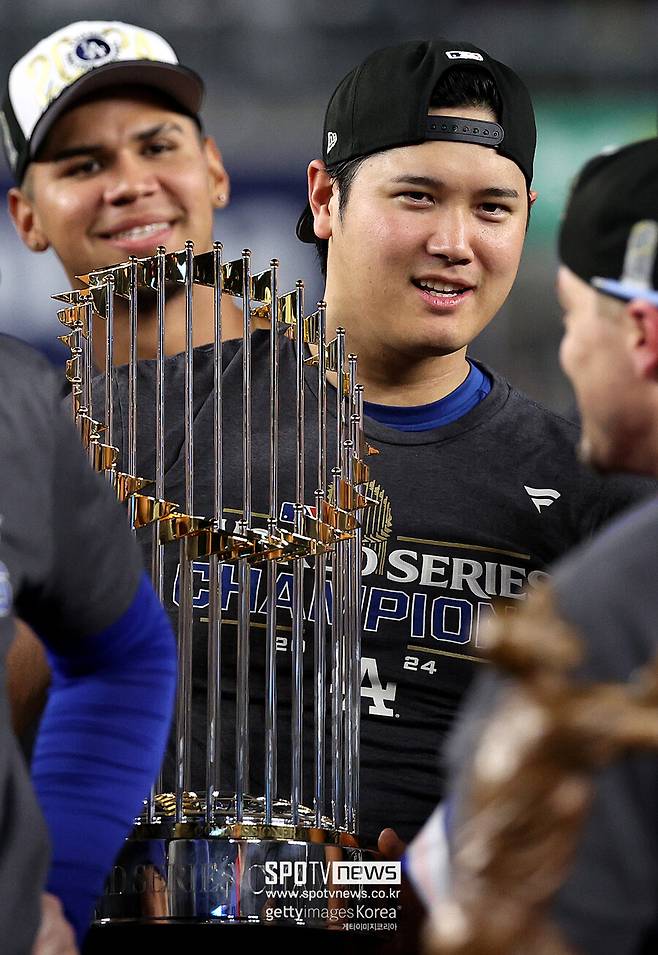 ▲ 오타니 쇼헤이는 LA 다저스와 10년 7억 달러 계약을 맺은 첫 해 월드시리즈 우승까지 차지했다. LA 에인절스에서는 포스트시즌 문턱조차 넘지 못하다 다저스에서 곧바로 우승의 영광을 누렸다. 우승에 앞서 결혼 발표, 우승 뒤에는 아내의 임신까지 기쁜 소식으로 가득한 2024년이다.