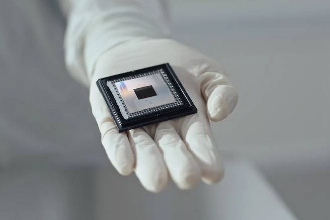 구글의 105큐비트급 최신 초전도 양자 칩 '윌로우(Wiliow)'. 구글 퀀텀AI 제공