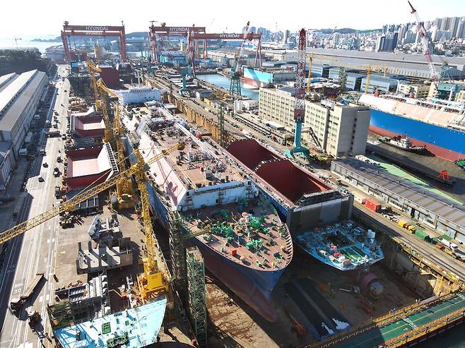 지난 26일 HD현대중공업 도크에서 건조 중인 LNG 선박. 현재 울산 조선소에서 선박을 만드는 9개 도크는 건조 중인 선박으로 가득 차 있다. HD현대중공업