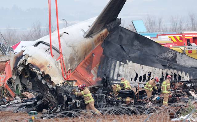(무안=뉴스1) 김성진 기자 = 30일 오전 전남 무안국제공항에서 소방대원들이 전날 발생한 제주항공 여객기 충돌 폭발 사고 잔해를 수색하고 있다. 2024.12.30/뉴스1