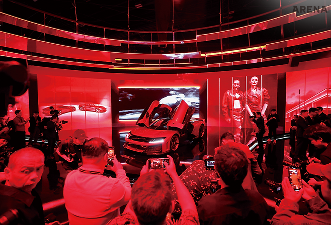 베일이 걷힌 후 처음 F80이 공개된 직후의 현장.