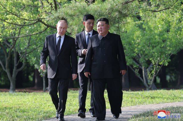 김정은 조선노동당 총비서 겸 국무위원장과 블라디미르 푸틴 러시아 대통령이 지난 6월19일 평양 금수산영빈관 정원을 함께 걸으며 이야기를 하고 있다. 조선중앙통신 연합뉴스