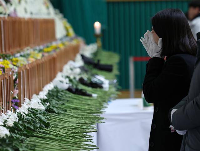 30일 오후 전남 무안군 무안종합스포츠파크에 마련된 제주항공 여객기 사고 희생자 합동분향소를 찾은 한 조문객이 슬픔에 잠겨 있다. 뉴시스