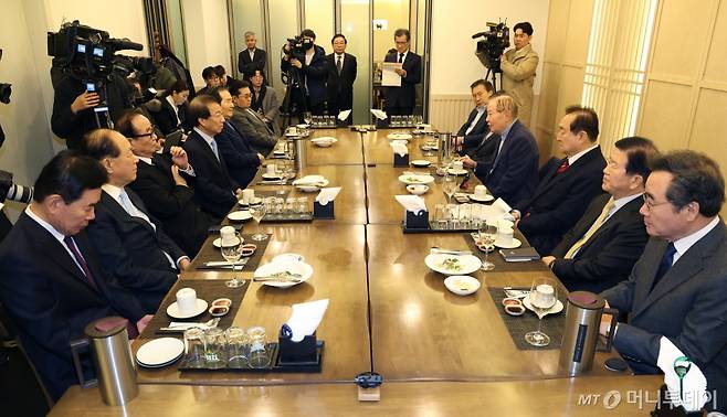 김원기 전 국회의장이 31일 서울 영등포구 여의도 한 식당에서 전직 국회의원 모임인 대한민국헌정회 주최로 열린 전 국회의장·국무총리·정당 대표 초청 긴급 간담회에서 발언을 하고 있다. 2024.12.31/뉴스1 Copyright (C) 뉴스1. All rights reserved. 무단 전재 및 재배포, AI학습 이용 금지.