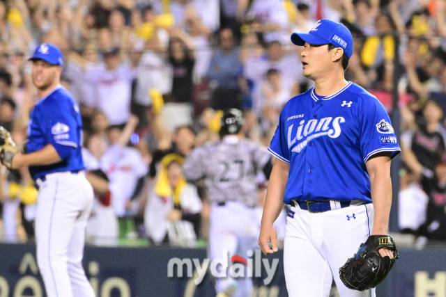 2024년 6월 27일 서울 잠실야구장에서 진행된 '2024 신한 SOL 뱅크 KBO 리그' 삼성-LG의 경기. 삼성 오승환이 8회말 박동원에게 적시타를 허용한 뒤 아쉬워 하고 있다. /마이데일리 DB