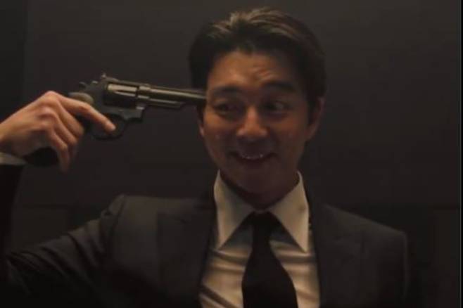 시즌2는 복수를 다짐하고 다시 돌아와 게임에 참여하는 성기훈(이정재)과 그를 맞이하는 프론트맨(이병헌)의 치열한 대결을 그린다. 사진은 딱지남을 소화한 배우 공유. 넷플릭스 엑스 영상 캡처