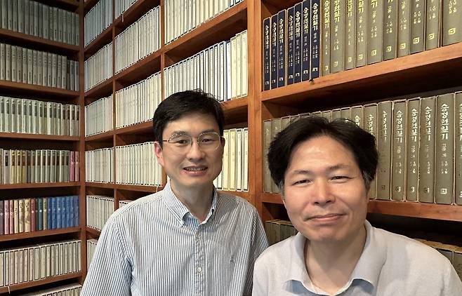 승정원일기 번역 (서울=연합뉴스) 김예나 기자 = 서울 은평구 한국고전번역원에서 만난 강성득 승정원일기번역팀장(왼쪽)과 오재환 책임연구원. 사진은 지난 9월 촬영한 것. 2024.12.31
yes@yna.co.kr