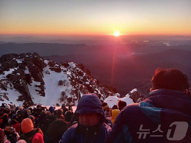 1일 오전 지리산 천왕봉이 일출을 보기 위해 찾은 시민들로 인산인해를 이루고 있다.(지리산국립공원 경남사무소 제공)