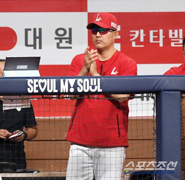 8일 서울 고척스카이돔에서 열린 키움 히어로즈와 SSG 랜더스의 경기. SSG 이숭용 감독이 경기를 지켜보고 있다. 고척=박재만 기자 pjm@sportschosun.com/2024.08.08/