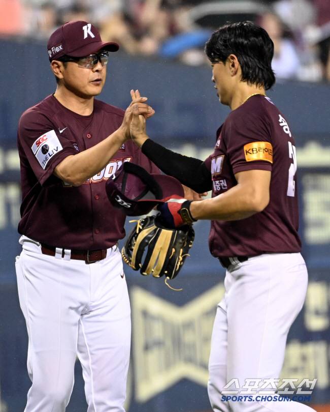 11일 잠실야구장에서 열린 키움과 LG의 경기, 키움이 9대5로 승리했다. 승리의 기쁨을 나누는 키움 홍원기 감독과 송성문의 모습. 잠실=허상욱 기자 wook@sportschosun.com/2024.09.11/