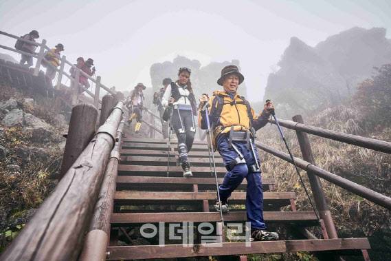 지리산 등반객이 위로보틱스 보행보조 웨어러블 로봇 ‘윔’을 착용한 모습.(사진=위로보틱스)