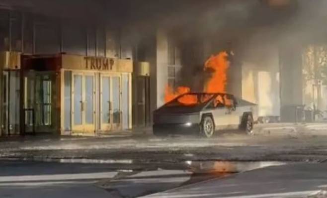 미국 네바다주(州) 라스베이거스의 트럼프 인터내셔널 호텔 입구에서 테슬라의 전기 픽업트럭인 사이버트럭이 폭발해 한 명이 사망했다. /X 캡쳐