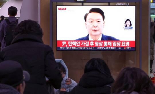 12·3 비상계엄 선포 사태로 '내란' 논란에 휩싸인 윤석열 대통령에 대한 두번째 탄핵소추안이 국회에서 가결된 2024년 12월14일 오후 서울역에서 시민들이 윤 대통령의 대국민 담화를 TV를 통해 지켜보고 있다.<연합뉴스 사진>