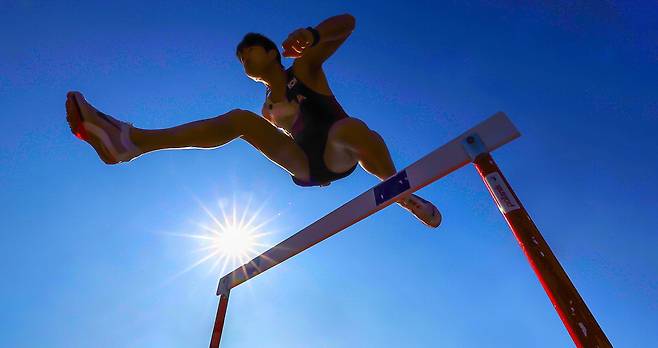 2025년 을사년(乙巳年) 새해에 자신의 목표를 달성하고자 이른 아침부터 장애물을 뛰어넘는 한국체대 이유성 선수의 모습이 멋집니다. 그의 귀한 땀방울은 도약의 발판이 되겠죠. 우리 국민도 역경을 넘어 도약의 기회를 마련할 수 있는 한 해를 맞이했으면 합니다. 김호영 기자