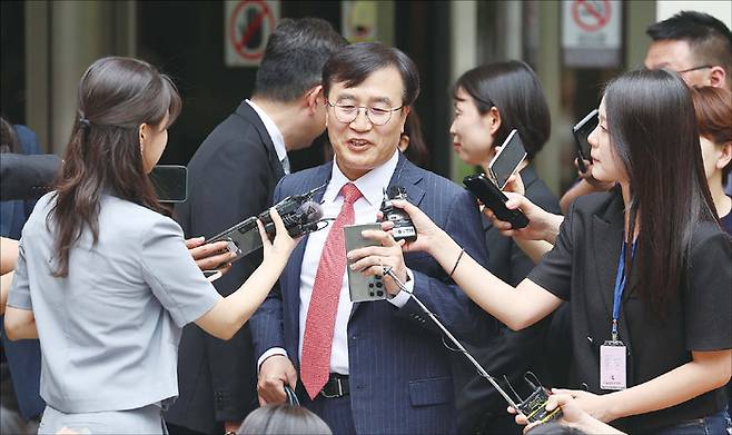 율우는 세기의 이혼이라 불리는 최태원 SK그룹 회장과 노소영 아트센터 나비 관장의 이혼 소송전에서, 노 관장 측을 대리해 역대급 승리를 이끌어냈다. 사진은 소송을 마친 김기정 율우 대표변호사가 취재진과 인터뷰하는 모습. (연합뉴스)