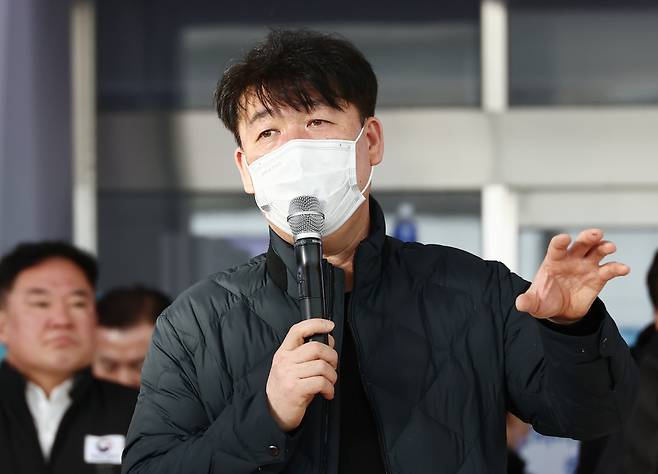 전남 무안국제공항에서 발생한 제주항공 참사 유가족 대표 박한신(사진)씨가 '유가족을 사칭하는 민주당 당원'이라는 가짜뉴스가 온라인에 퍼졌다. 이에 박씨의 자녀가 직접 나서 해명했다. /사진=뉴시스