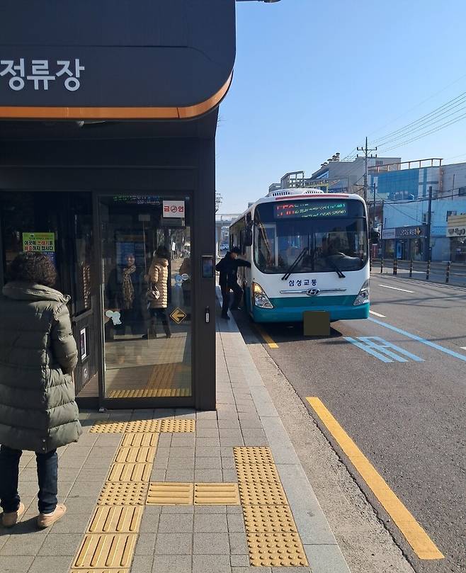 진주시가 2일부터 '어린이·청소년 시내버스 100원 요금제'를 시행한다. 진주시내버스 운행 모습 ⓒ시사저널 김대광