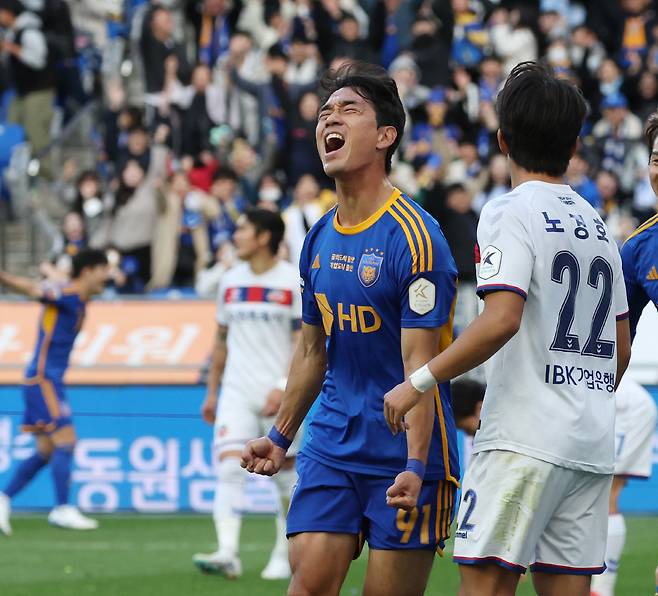 박주영 골 환호
(울산=연합뉴스) 김용태 기자 = 23일 울산 문수축구경기장에서 열린 프로축구 하나은행 K리그1 2024 울산 HD와 수원FC의 경기에서 울산 박주영이 팀의 네 번째 골을 넣고 환호하고 있다. 2024.11.23