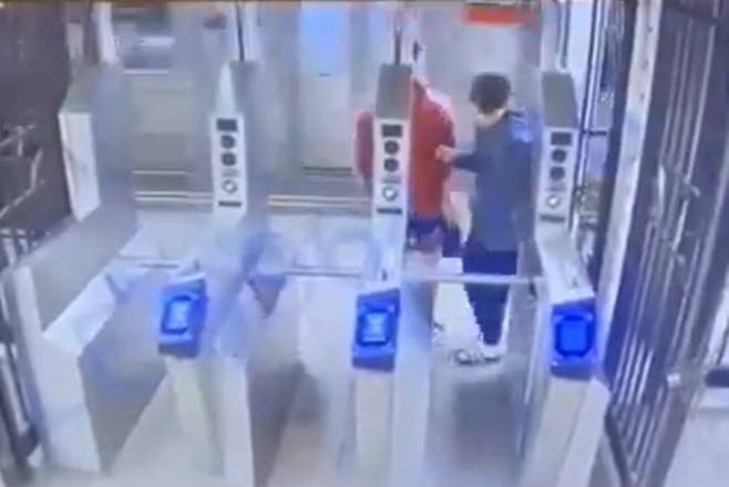 한 남성이 선로로 떨어진 직후 승강장에 도착한 열차. 떨어진 남성은 부상을 당하고 병원으로 옮겨졌다./엑스(X)