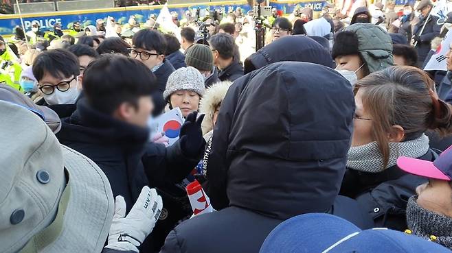 3일 오후 한 주간지 사진기자가 통행을 막고 있던 탄핵 반대 시민들에게 둘러싸여 이동하지 못하고 있다. /박성동 기자