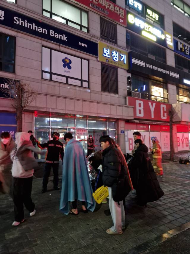 3일 오후 화재가 발생한 경기 성남시 분당구 야탑동 BYC 빌딩 앞에서 화를 피한 시민들이 구조작업을 지켜보고 있다. 사진 = 손대선 기자