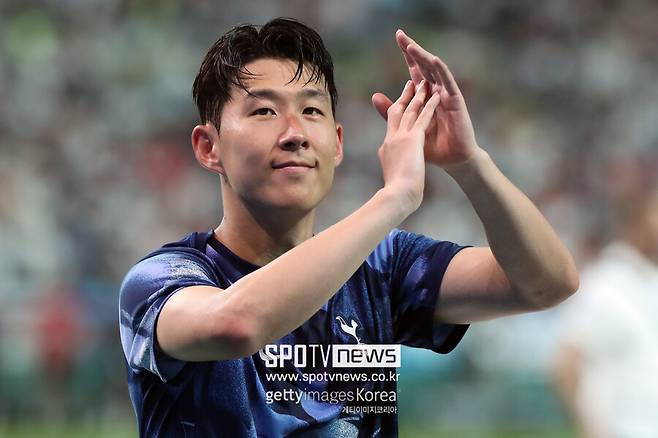 ▲ 손흥민의 이적 소식이 새해가 밝으면서 다시금 주목받고 있다. 알려진대로 손흥민은 이번 시즌을 끝으로 토트넘과 계약이 끝난다. 1년 연장 옵션을 발동할 권한을 토트넘이 가지고 있는데, 이마저도 고민하는 듯 해를 넘길 때까지 의사를 밝히지 않고 있다.