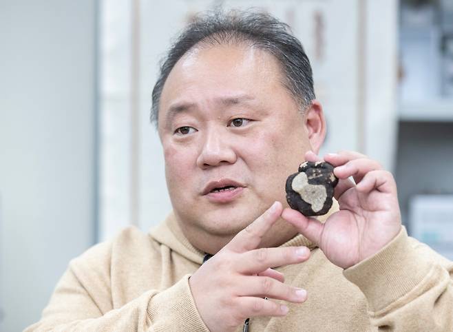배동렬 HNB 다이닝 대표가 수입하는 트러플에 대해 설명하는 모습. /박상훈 기자
