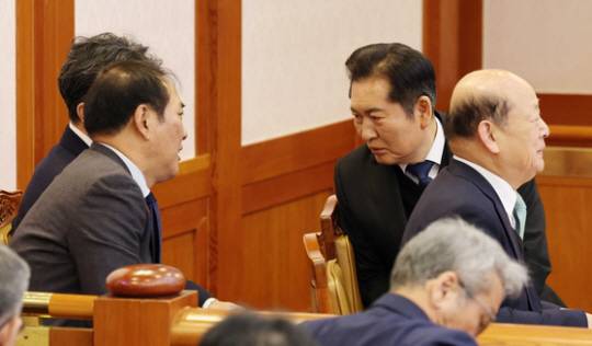 정청래 국회 탄핵소추단장이 3일 서울 종로구 헌법재판소 소심판정에서 열린 윤석열대통령 탄핵 심판 2차 변론준비기일에 참석해 국회 측 소추 대리인단과 이야기하고 있다. 사진공동취재단/연합뉴스