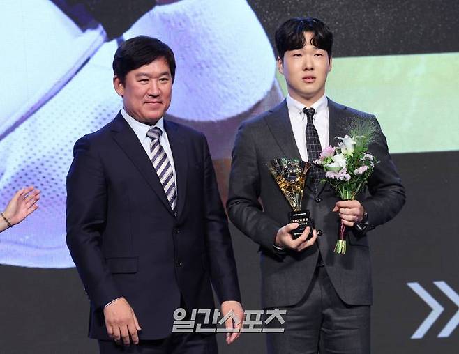 ‘2024 신한 SOL뱅크 KBO 시상식’이 11월 26일 오후 서울 롯데호텔월드에서 열렸다. 두산 조수행이 도루상을 조계현 전력강화위원장으로부터 수상하고있다. 정시종 기자 capa@edaily.co.kr