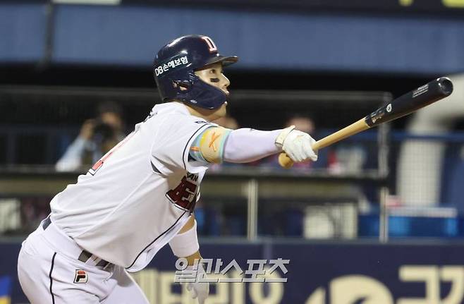 9월 23일 오후 서울 잠실야구장에서 열린 프로야구 SSG와 두산경기. 두산 조수행이 2회 1타점 2루타를 날리고있다. 잠실=정시종 기자 capa@edaily.co.kr
