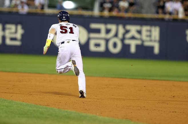 조수행은 올 시즌 64도루로 개인 첫 타이틀을 차지했다. 사진=두산 베어스 제공