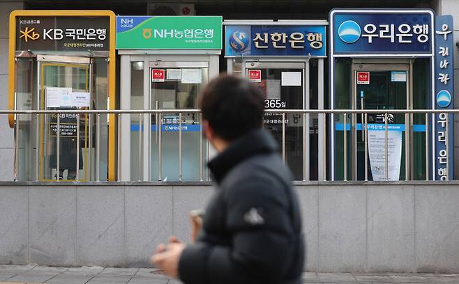 최근 수년간 이익이 가장 많이 늘어난 업종이자 누구나 부러워하는 안정적 직장인 은행에서 예상 밖으로 '자발적 희망퇴직' 바람이 불고 있다. 향후 경기 침체가 시작되면 희망퇴직 조건이 나빠질 수 있다는 예상, '인생 2막' 설계를 서두르는 경향과 파이어족(조기은퇴 희망자) 증가 등이 배경으로 꼽힌다. 연합뉴스 자료사진