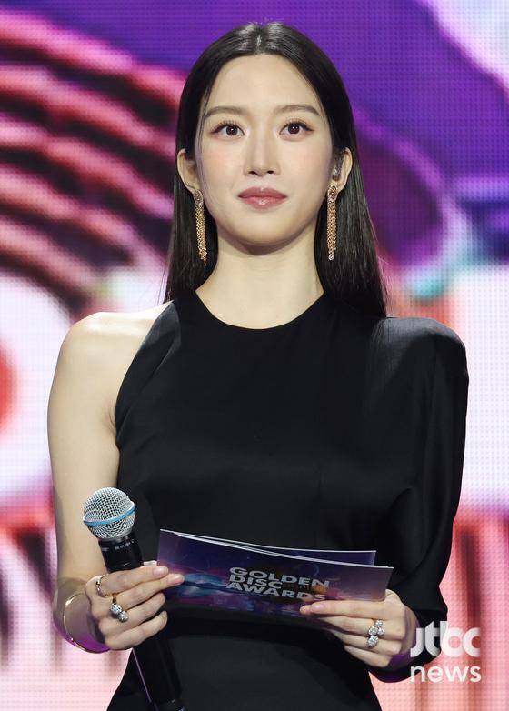 문가영이 4일 오후 일본 미츠호 페이페이 돔 후쿠오카에서 '제39회 골든디스크 어워즈'에서 진행을 하고 있다. 특별취재반 / 2025. 01. 04/