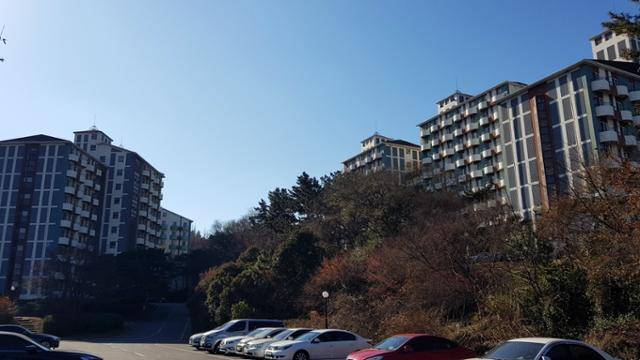 경북 포항시 남구 동촌동 포스코 포항본사 인근에 위치한 직원 기숙사 동촌생활관 전경. 포스코는 2028년까지 이 건물을 허물고 800실 규모의 새 직원 숙소를 지으려고 했으나 포항시가 포항 도심의 특정부지에 신축하도록 요구해 차질을 빚고 있다. 포항=김정혜 기자