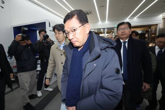 국회 행정안전위원회 신정훈 위원장과 더불어민주당 간사 윤건영 의원 및 위원들이 9일 오전 서울 서대문구 경찰청 국가수사본부에서 비상계엄 수사 진행상황 및 현장 점검을 위해 청사로 들어서고 있다. 연합뉴스