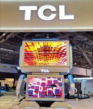 TCL이 CES 2025 전시 부스에 배치한 로봇 형태의 디스플레이 모형. 김채연 기자