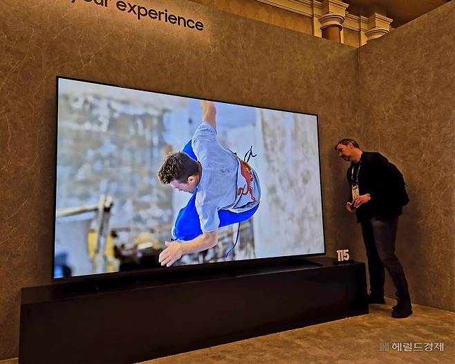 삼성전자가 5일(현지시간) 미국 라스베이거스 시저스 팰리스 호텔에서 ‘삼성 퍼스트 룩 2025’ 행사를 진행했다. 사진은 이날 공개한 115형 Neo QLED 제품을 관람객이 살펴보고 있는 모습. 라스베이거스=김현일 기자