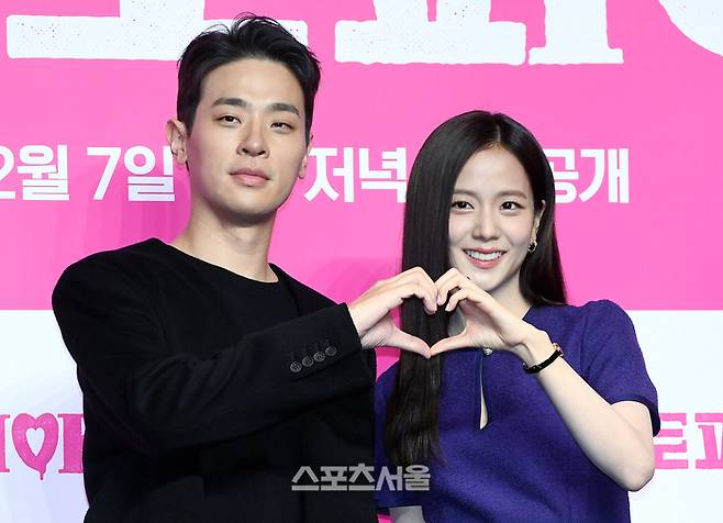 배우 박정민(왼쪽)과 블랙핑크 지수가 7일 서울 영등포구 콘래드서울호텔에서 진행된 쿠팡플레이 시리즈 ‘뉴토피아’ 제작발표회에서 취재진을 향해 포즈를 취하고 있다. ‘뉴토피아’는 군인 ‘재윤’과 곰신 ‘영주’가 좀비에 습격당한 서울 도심을 가로질러 서로에게 달려가는 이야기를 그리고 있으며 배우 박정민, 지수, 임성재, 김준한 등이 출연하며 윤성현 감독이 연출을 맡았다. 2025. 1. 7. 박진업 기자 upandup@sportsseoul.com