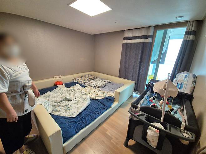 아이들과 함께할 새로운 보금자리를 얻게 된 김선숙(가명·42)씨. /이랜드복지재단