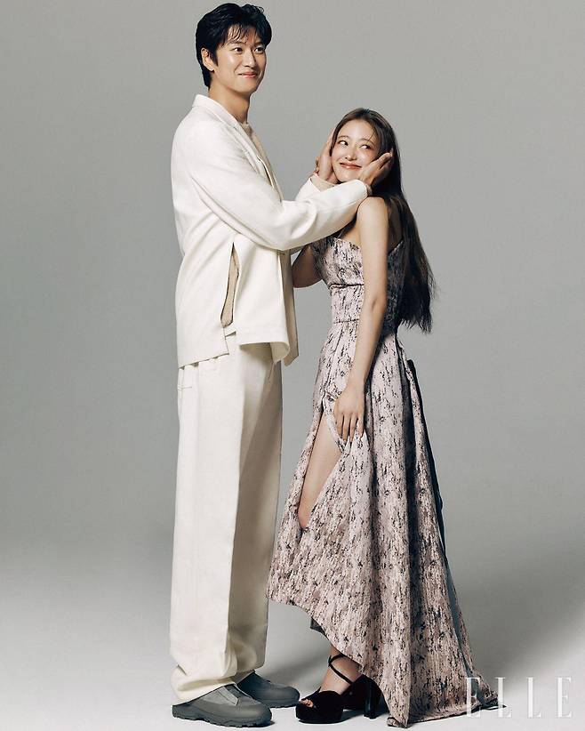 나인우가 입은 흰색 수트와 니트, 슈즈는 모두 Zegna. 이세영이 입은 자카르 드레스는 Lee y. Lee y. 플랫폼 스트랩 힐은 Jimmy Choo.