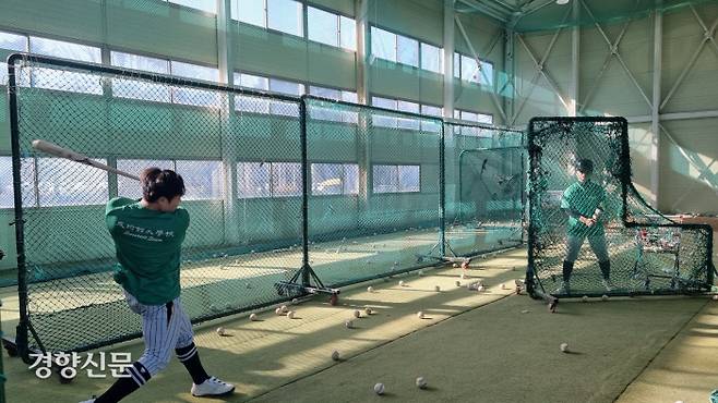 성균관대 야구부 주장 조영준(왼쪽)이 지난해 말 학교 실내 연습장에서 타격 훈련을 하고 있다. 수원 | 배재흥 기자