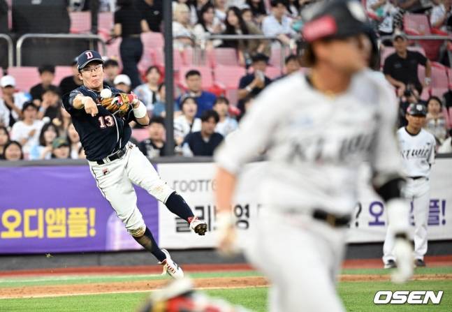 허경민(왼쪽)의 다이렉트로 1루 송구를 하고 있다.
